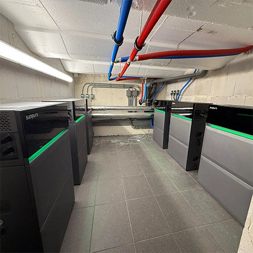 Mehrere_Sunpura-Speichersysteme_in_einem_Technikraum